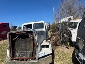 Salvage 1988 Freightliner FLC - 3000