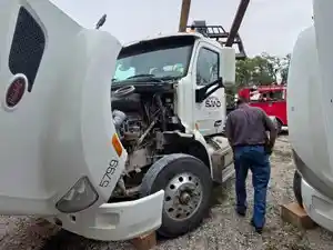 Salvage 2015 Peterbilt 579 - 5275