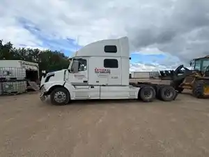 Salvage 2011 Volvo VNL780 - VOL11857