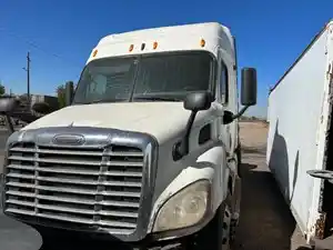 Salvage 2010 Freightliner Cascadia 132 - TR401