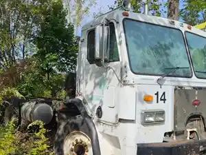 Salvage 1993 Peterbilt 320 - 25-121