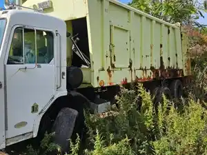 Salvage 1998 Peterbilt 320 - 25-120