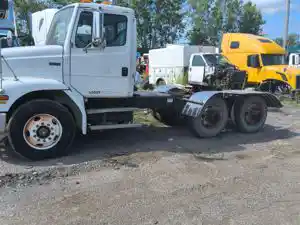 Salvage 2000 Freightliner FL112 - 26-042