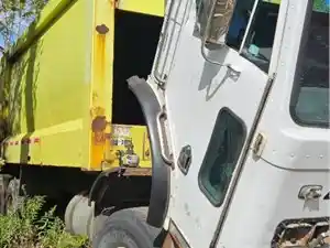Salvage 2003 Peterbilt 320 - 25-122