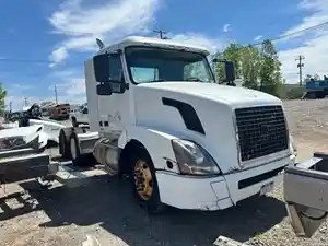 Salvage 2003 Volvo VNL - 25-056