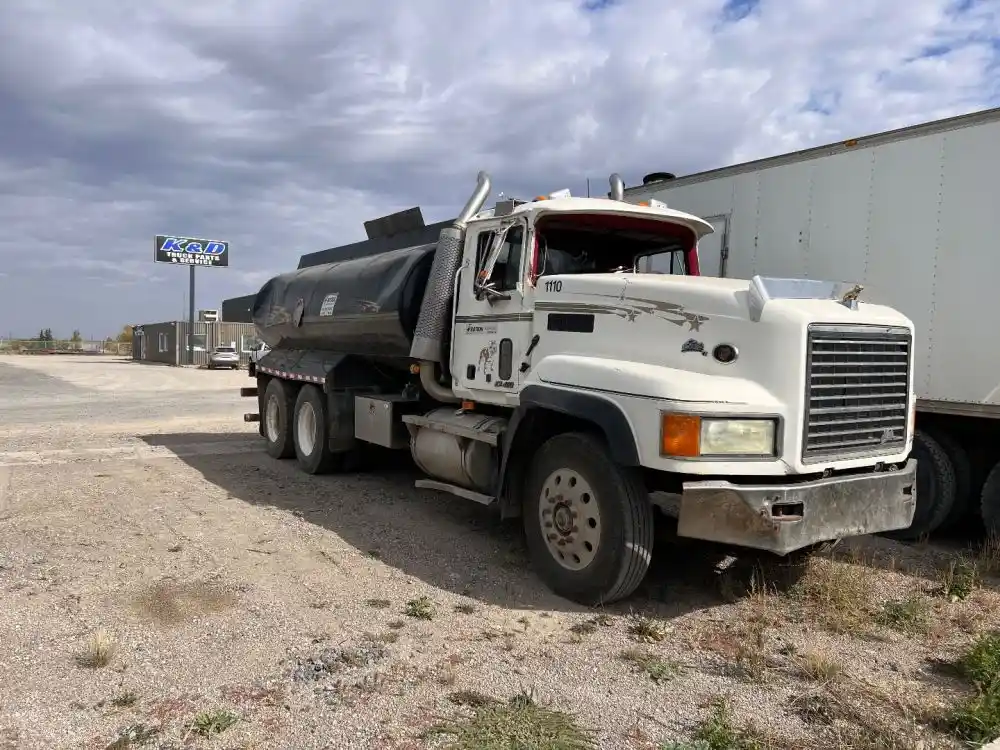Salvage 2002 Mack CL713 Truck Delivery For Parts R.M. of Sherwood
