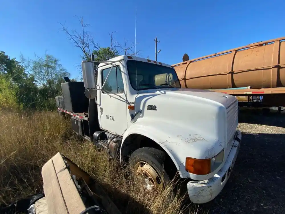 Salvage 1998 International 4700 LOW PROFILE Truck Delivery For Parts