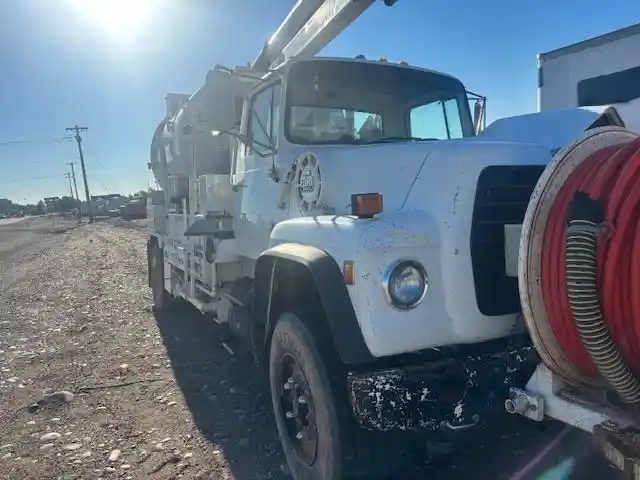 Ford  L8000