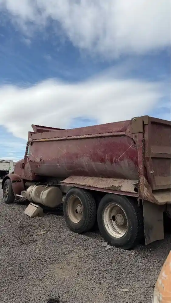 Image 3 of truck Salvage 1995 Peterbilt 378 Truck Delivery 