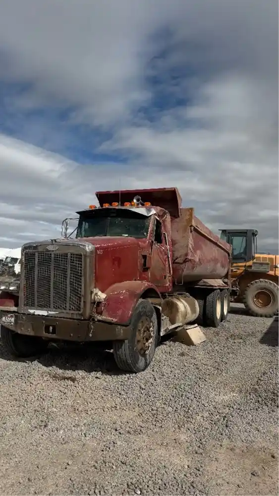 Image 2 of truck Salvage 1995 Peterbilt 378 Truck Delivery 