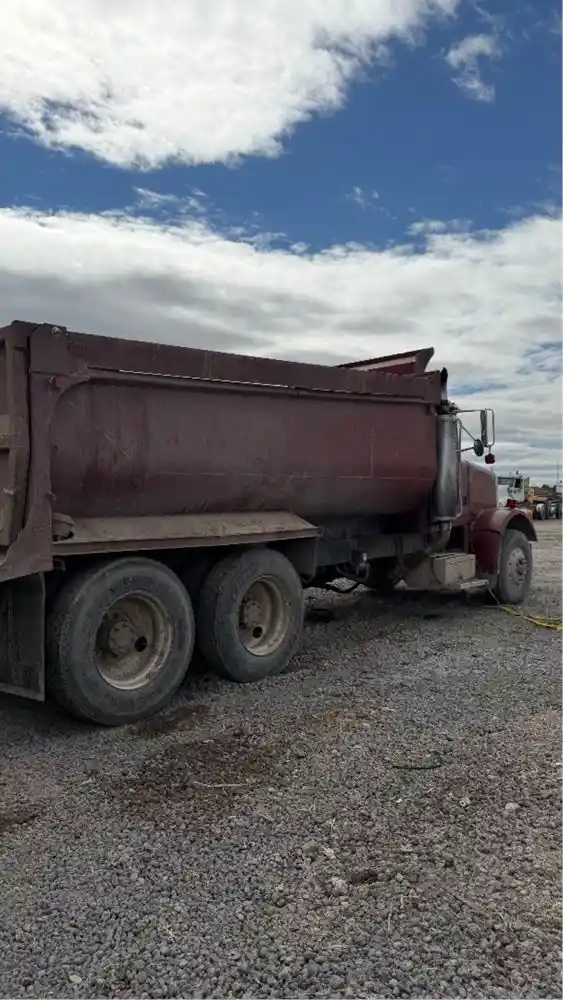 Image 4 of truck Salvage 1995 Peterbilt 378 Truck Delivery 