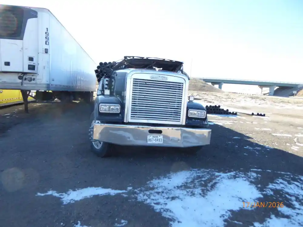 Image 4 of truck Salvage 1999 Freightliner FLD120 CLASSIC  