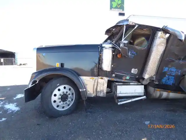 Image 2 of truck Salvage 1999 Freightliner FLD120 CLASSIC  