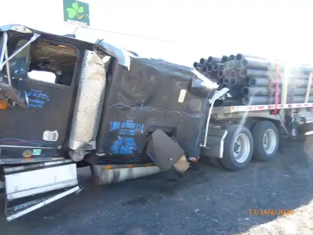 Image 3 of truck Salvage 1999 Freightliner FLD120 CLASSIC  
