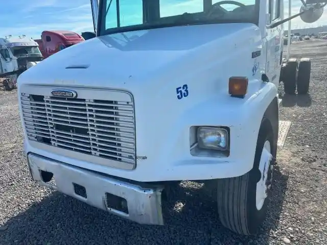 Image 2 of truck Salvage 2000 Freightliner FL70 Truck Delivery 