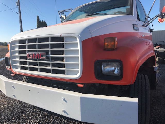 Salvage 2000 GMC C6500 Truck Delivery 