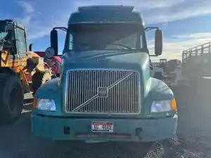Salvage 2001 Volvo VNL - 120124
