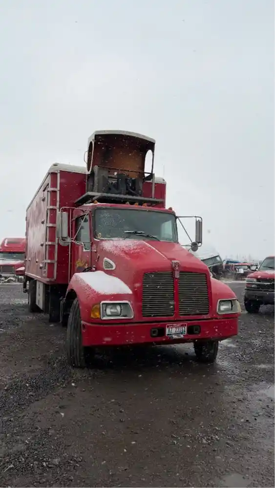 Image 2 of truck Salvage 2003 Kenworth T300 Truck Delivery 