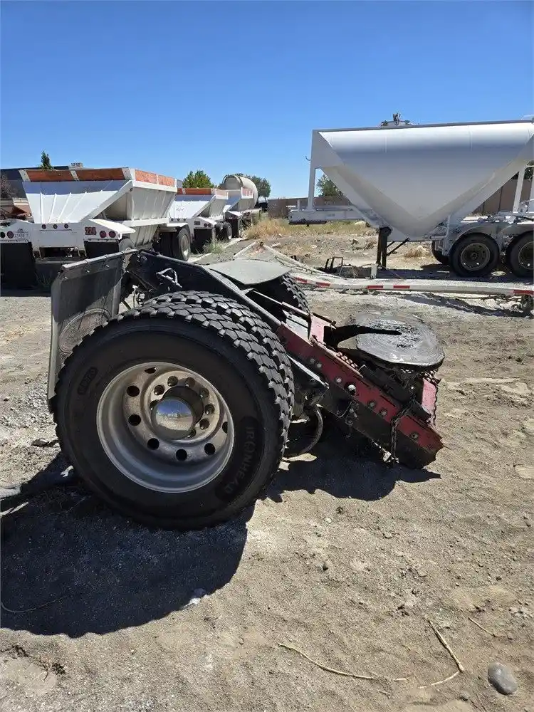 Image 4 of truck Salvage 2003 Peterbilt 379 Truck Tractor 