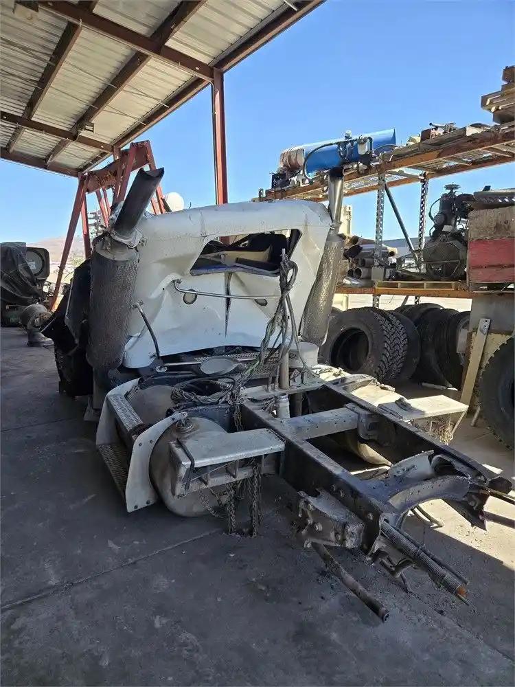 Image 3 of truck Salvage 2003 Peterbilt 379 Truck Tractor 