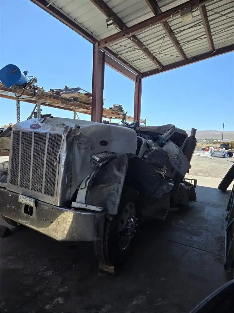 Image 2 of truck Salvage 2003 Peterbilt 379 Truck Tractor 