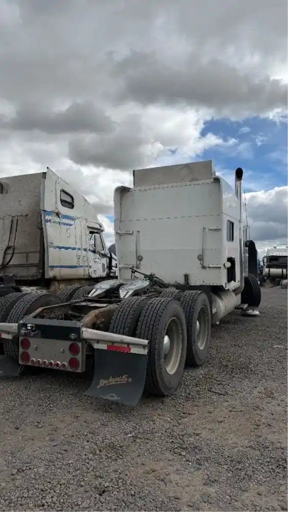Image 3 of truck Salvage 2005 Peterbilt 379 Truck Tractor 