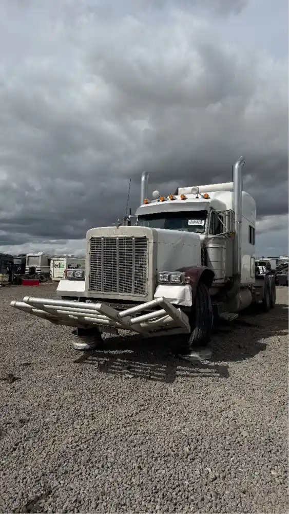 Image 2 of truck Salvage 2005 Peterbilt 379 Truck Tractor 
