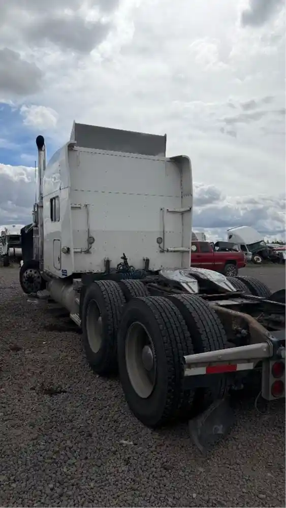 Image 4 of truck Salvage 2005 Peterbilt 379 Truck Tractor 