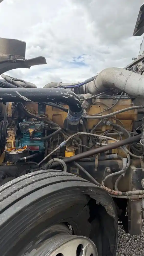 Image 6 of truck Salvage 2005 Peterbilt 379 Truck Tractor 