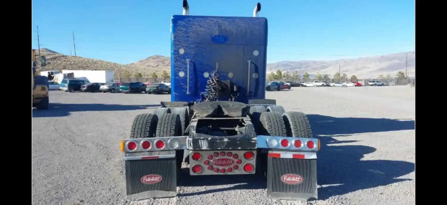 Image 4 of truck Salvage 2005 Peterbilt 379 Truck Tractor 