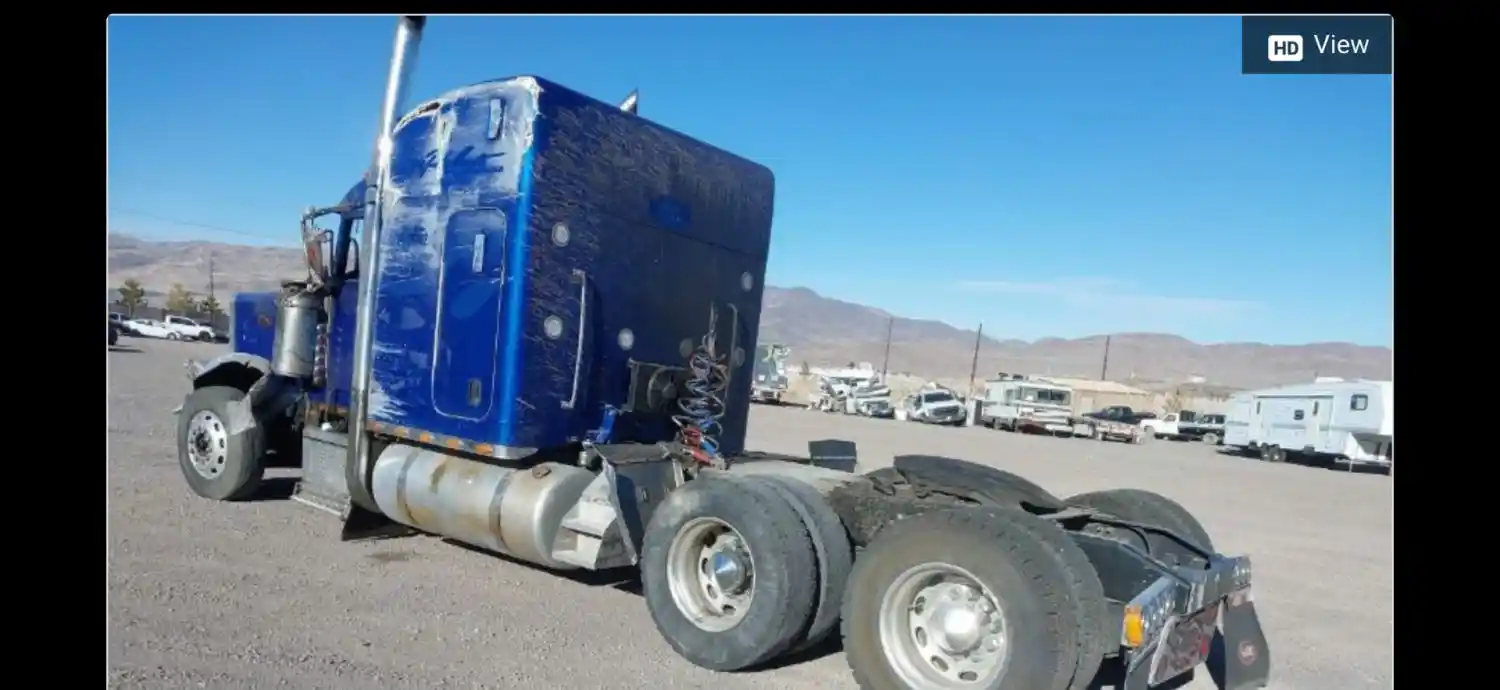 Image 5 of truck Salvage 2005 Peterbilt 379 Truck Tractor 