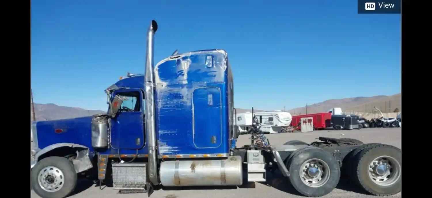 Image 2 of truck Salvage 2005 Peterbilt 379 Truck Tractor 