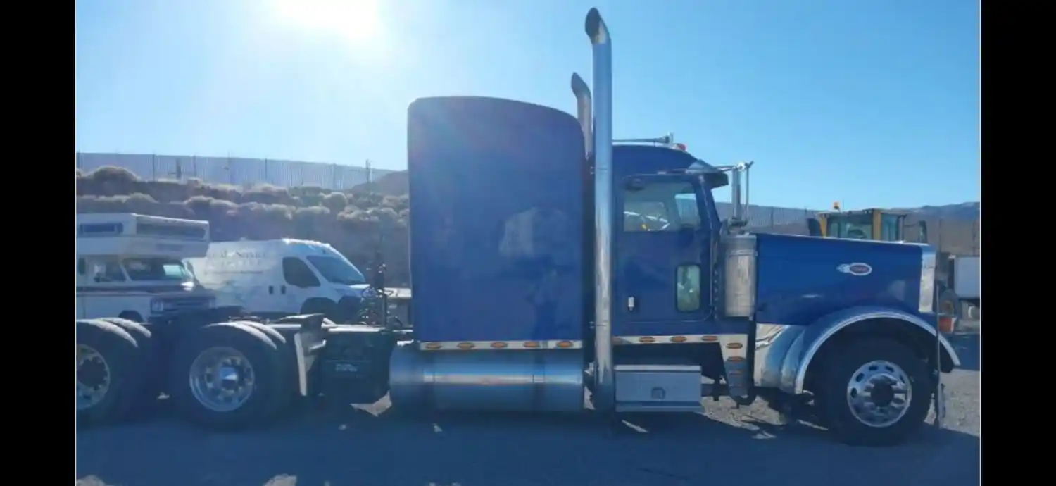 Image 3 of truck Salvage 2005 Peterbilt 379 Truck Tractor 