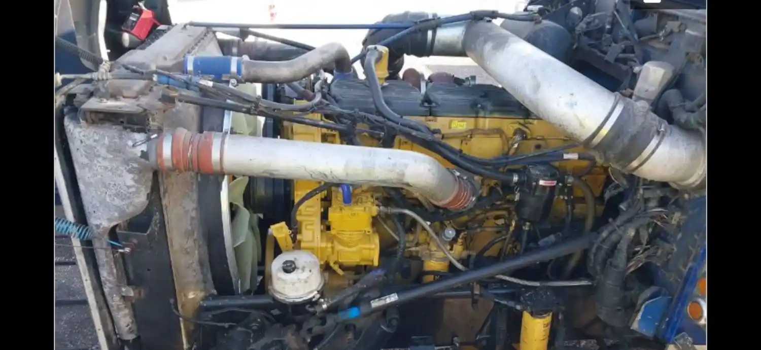 Image 6 of truck Salvage 2005 Peterbilt 379 Truck Tractor 