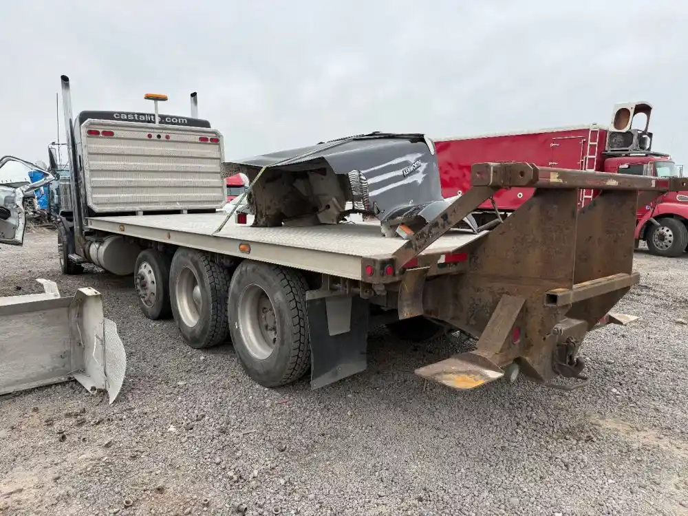 Image 3 of truck Salvage 2009 Kenworth T800 Truck Delivery 