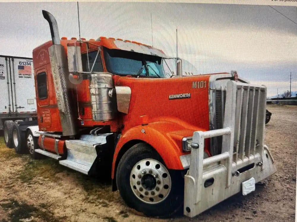 Image 2 of truck Salvage 2012 Kenworth W900 Truck Tractor 