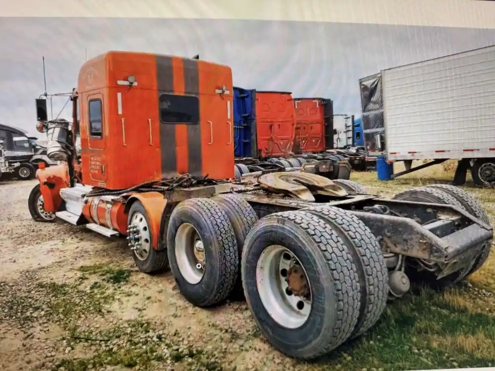 Image 3 of truck Salvage 2012 Kenworth W900 Truck Tractor 