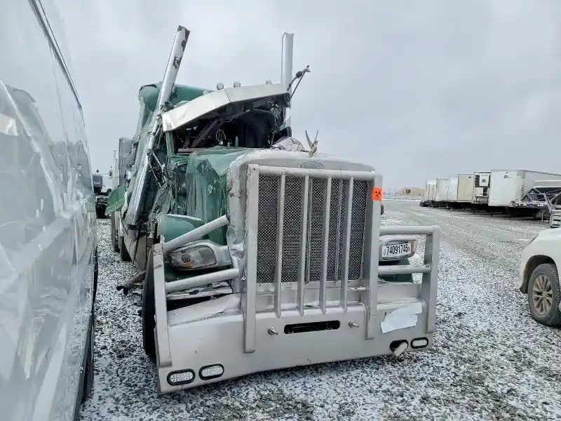 Image 2 of truck Salvage 2014 Peterbilt 389 Truck Tractor 