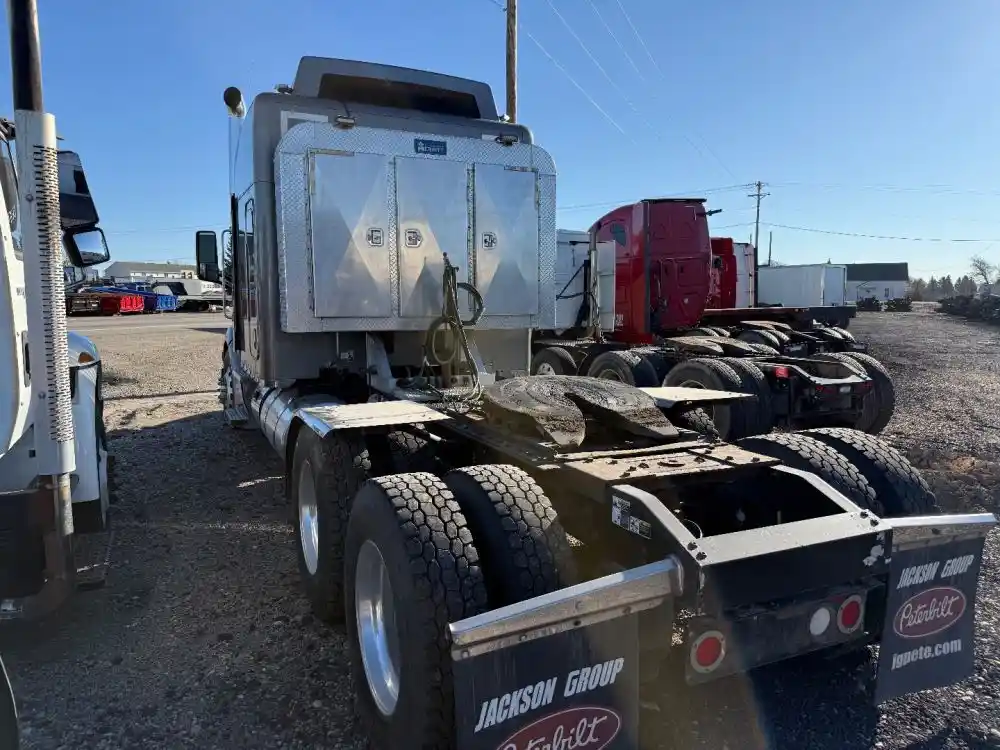 Image 3 of truck Used 2016 Peterbilt 579 Truck Tractor 