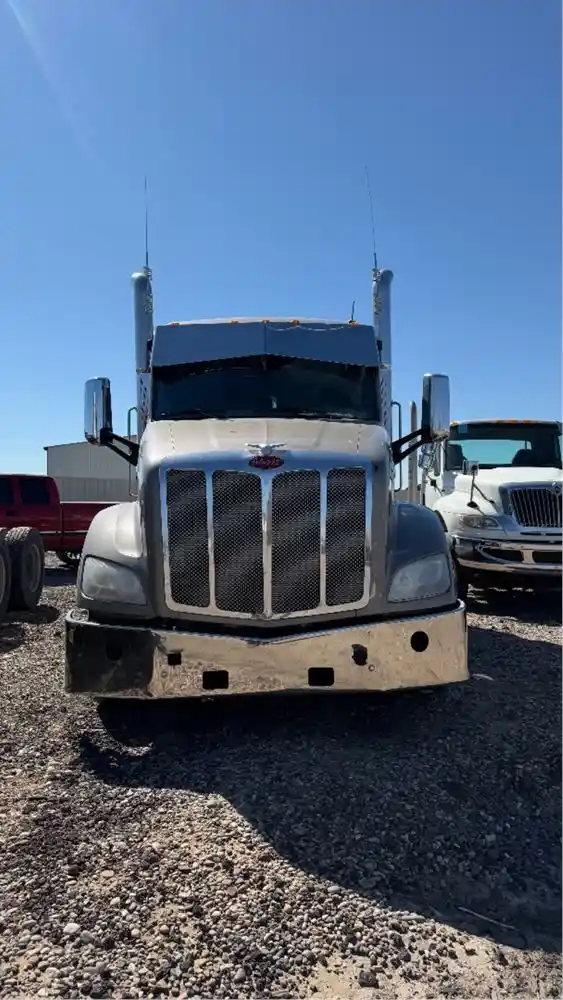 Image 5 of truck Used 2016 Peterbilt 579 Truck Tractor 