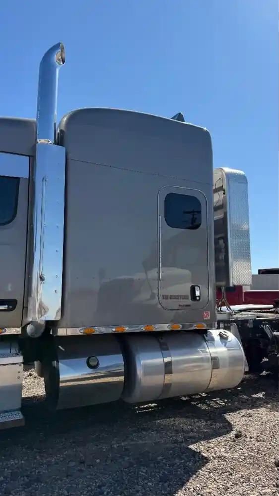 Image 6 of truck Used 2016 Peterbilt 579 Truck Tractor 