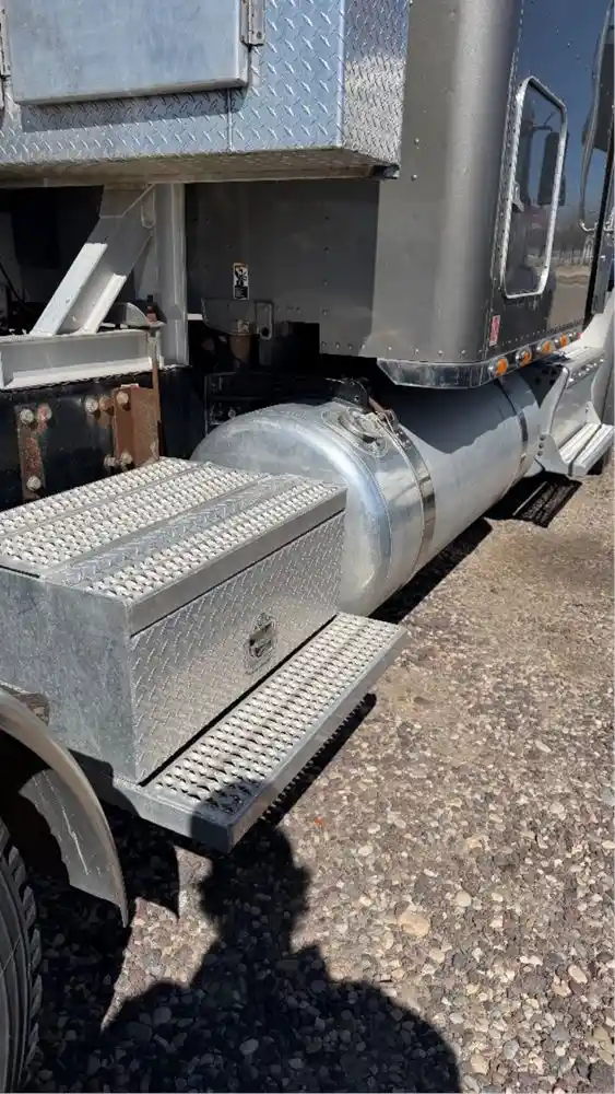 Image 9 of truck Used 2016 Peterbilt 579 Truck Tractor 