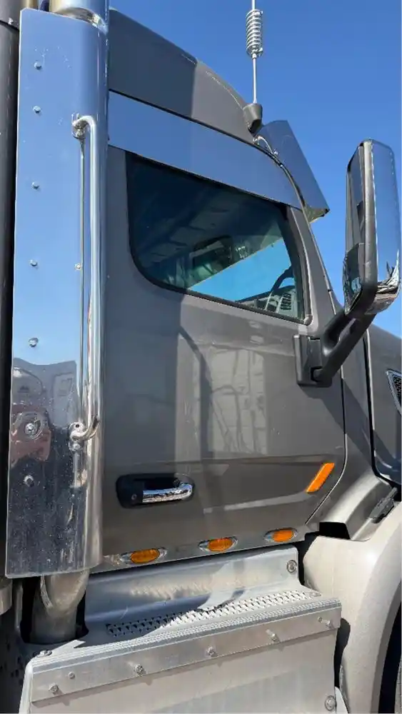 Image 11 of truck Used 2016 Peterbilt 579 Truck Tractor 