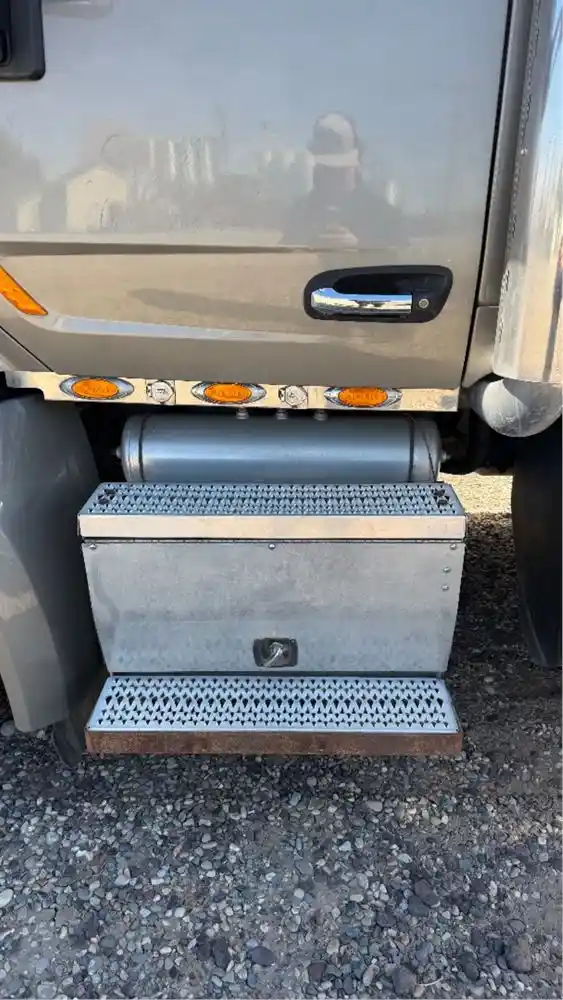 Image 8 of truck Used 2016 Peterbilt 579 Truck Tractor 