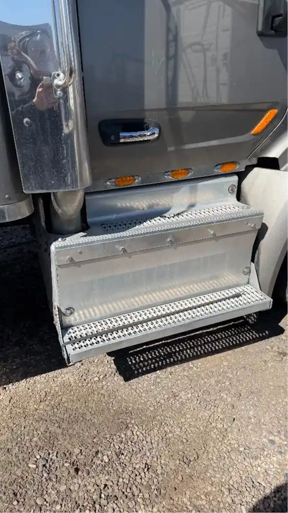 Image 10 of truck Used 2016 Peterbilt 579 Truck Tractor 