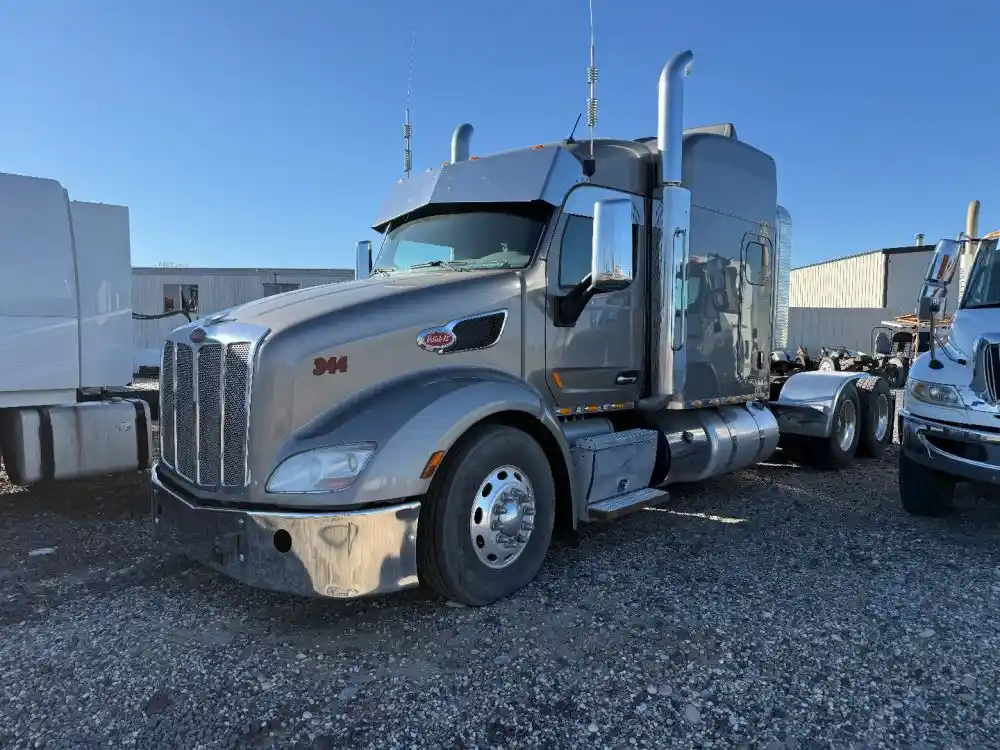 Image 2 of truck Used 2016 Peterbilt 579 Truck Tractor 
