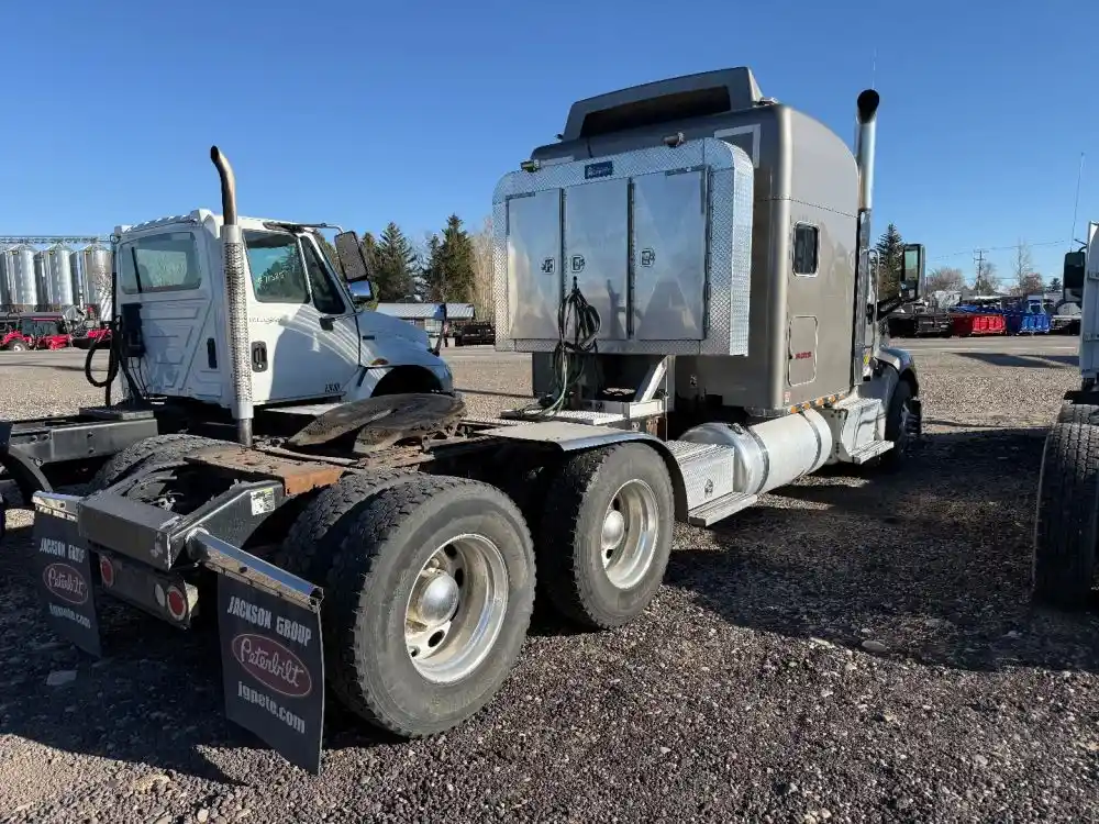 Image 4 of truck Used 2016 Peterbilt 579 Truck Tractor 