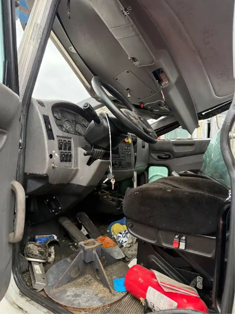 Image 6 of truck Salvage 2017 Peterbilt 348 Truck Delivery 