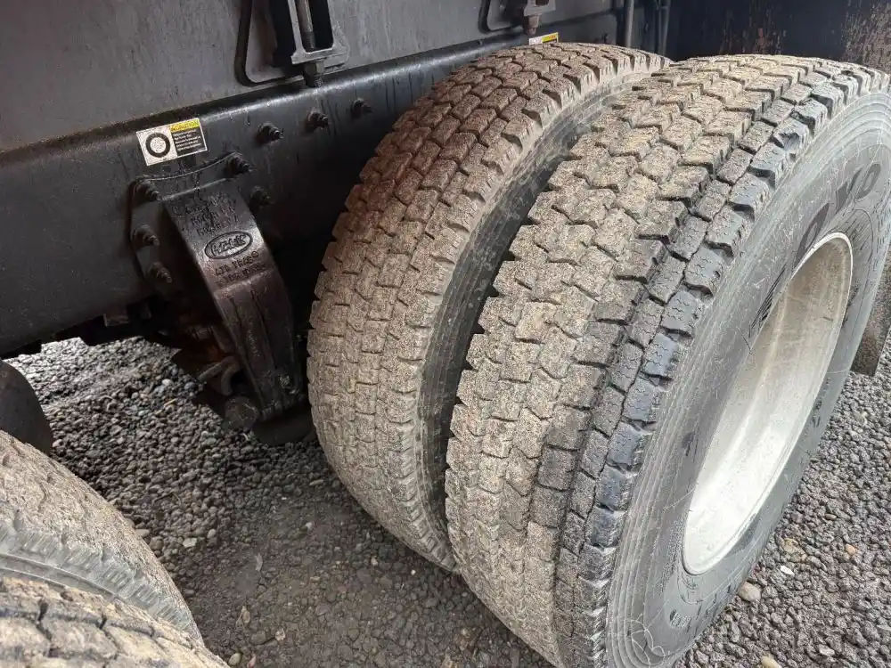 Image 5 of truck Salvage 2017 Peterbilt 348 Truck Delivery 