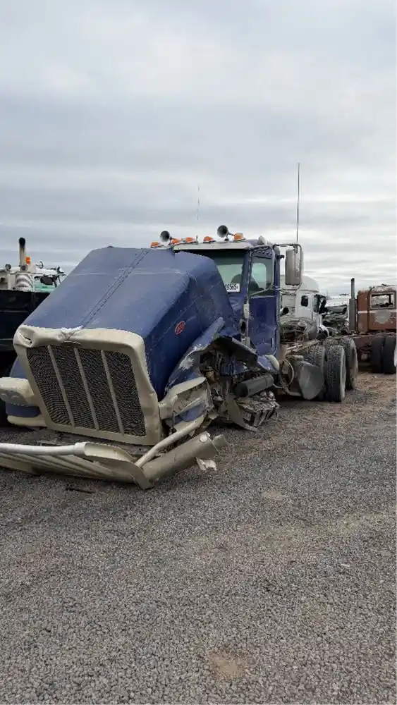 Image 2 of truck Salvage 2017 Peterbilt 389 Truck Tractor 